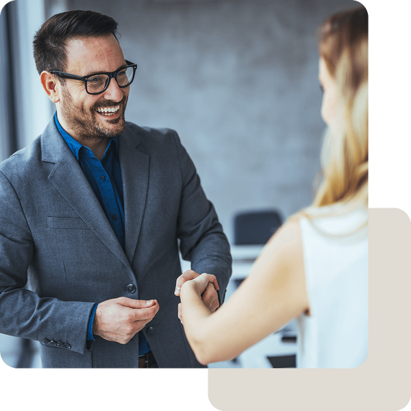 Handschlag zwischen einer Mann und einer Frau nach einem Beratungsgespräch in einem Büro.