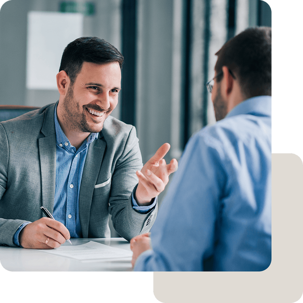 Persönliches Beratungsgespräch zu Versicherungsfragen zwischen zwei Männern